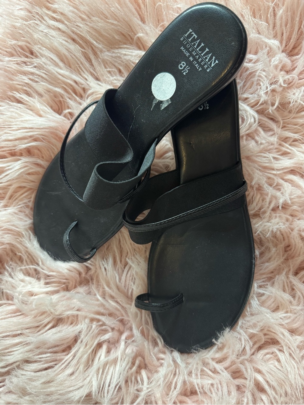 Italian Shoemakers Black Minimal Toe-Loop Sandals